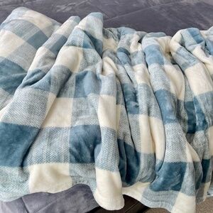 Home Expressions Velvet Plush Blanket_Blue Plaid_Size King